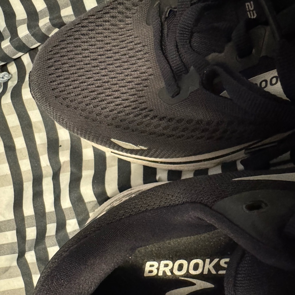 Brooks Men's Black and Gray Athletic Shoes, great condition! - Picture 6 of 11